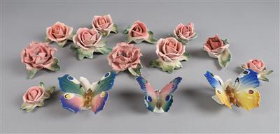 9 Tischrosen, 2 Nelken, 3 Schmetterlinge, Fa. Ens, - Decorative Porcelain & Silverware