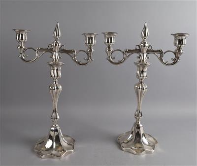 Paar zweiflammige Kerzenleuchter, - Decorative Porcelain and Silverware