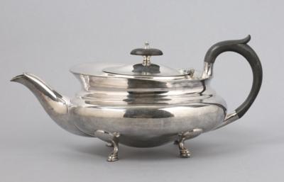 Englische Teekanne, - Decorative Porcelain & Silverware
