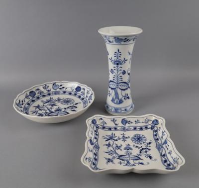 Serviceteile und Vase Zwiebelmuster, Meissen 1888-1924/ 1992, - Decorative Porcelain & Silverware