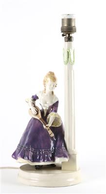 Tischlampe mit stehender Rokokodame mit Mandoline, Wiener Manufaktur Friedrich Goldscheider, ca. 1900-1918 - Jugendstil e arte applicata del XX secolo