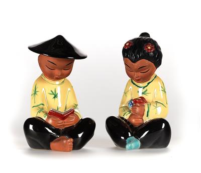 sitzendes Chinesenpaar: lesender Mann und Frau mit Blumen, Steffl Keramik - Jugendstil und Kunsthandwerk des 20. Jahrhunderts