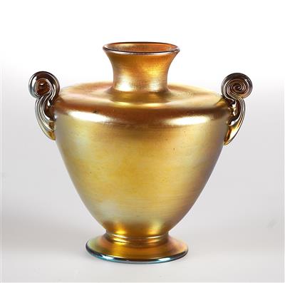 A vase with shell-shaped handles, Louis Comfort Tiffany, New York, c. 1913 - Jugendstil e arte applicata del XX secolo