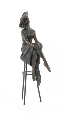 sitzende Frauenfigur auf einem hohen Hocker, spätere Ausführung nach einem Entwurf von D. H. Chiparus - Jugendstil und Kunsthandwerk des 20. Jahrhunderts