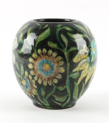 Vase mit Blumen, Dekor von Ernst Huber, Fa. Schleiss, Gmunden - Jugendstil e arte applicata del XX secolo