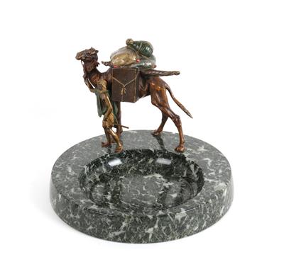 Beduine mit Kamel, montiert auf einer runden, vertieften Schale, im Stil von F. X. Bergmann, Wien - Jugendstil u. angewandte Kunst d. 20. Jahrhunderts