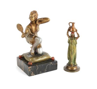 Knieende Frauenfigur mit einem Spiegel und Petschaft in Form einer Frauenfigur mit Amphora, Entwurf: um 1900 - Jugendstil u. angewandte Kunst d. 20. Jahrhunderts