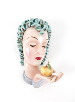Stephan Dakon, Wandmaske eines Frauenkopfes mit Hand und Apfel, Fa. Keramos, Wien, um 1950 - Jugendstil u. angewandte Kunst d. 20. Jahrhunderts