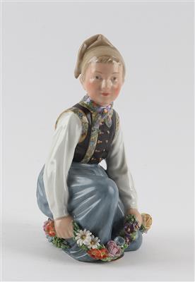 Amager-Knabe mit Blumenkranz, Modellnummer 12414, Royal Copenhagen, Dänemark - Jugendstil and 20th Century Arts and Crafts