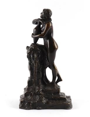 Antikisierende Bronzeskulptur mit sich anlehnendem Frauenakt, wohl Richard Fabricius, Deutschland, um 1920 - Jugendstil e arte applicata del XX secolo
