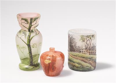Drei Miniaturvasen: Vase mit Herbstlaub und einem Käfer, - Jugendstil and 20th Century Arts and Crafts