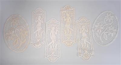 Vier Klöppeleinsätze mit figuralen Darstellungen und zwei ovale Klöppelspitzen mit floralen Motiven, - Jugendstil und Kunsthandwerk des 20. Jahrhunderts