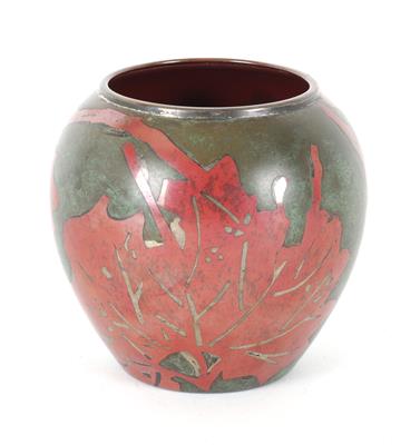 Vase mit Blättern im japanischen Stil, Württemberische Metallwarenfabrik...