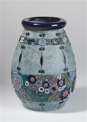 Amphora-Vase mit stilisierten Blumen, aus der Campina Serie, Modell und Dekor: um 1910 - Secese a umění 20. století