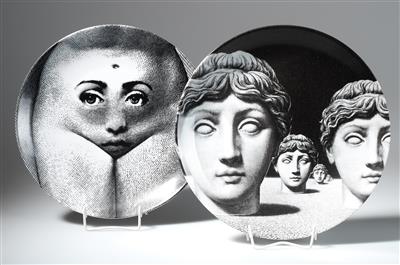 Zwei Wandteller, Piero Fornasetti, Tema E Variazioni 205 und 281, Porzellanfabrik Arzberg, Deutschland bzw. Fornasetti, Milano, bis 1999 - Jugendstil and 20th Century Arts and Crafts