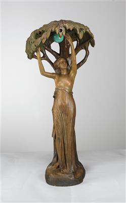F. Gross (wohl Karl Gross), hohe Tisch- bzw. Kaminlampe in Form einer stehenden Frauenfigur unter einem Baum, Entwurf: um 1903, - Jugendstil und Kunsthandwerk des 20. Jahrhunderts