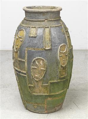 Große Art Déco Vase mit geometrischen Formationen und Frauenköpfen, Wien, um 1920 - Jugendstil and 20th Century Arts and Crafts