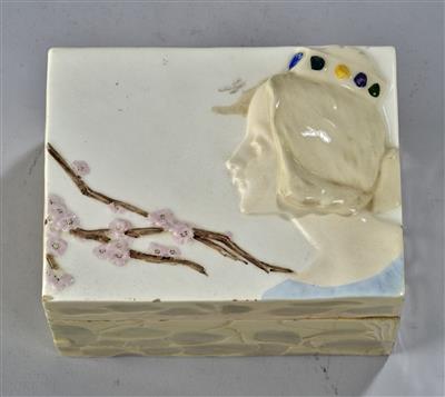 Deckeldose mit teilplastischem Profil einer Prinzessin mit Kirschblütenzweigen, - Kleinode des Jugendstils und angewandte Kunst des 20. Jahrhunderts
