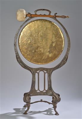Großer Gong mit Klöppel und Eisenmontur im Typus des Jugendstils - Kleinode des Jugendstils und angewandte Kunst des 20. Jahrhunderts