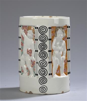 Vase mit vier Putti als Jahreszeiten, - Jugendstil and 20th Century Arts and Crafts