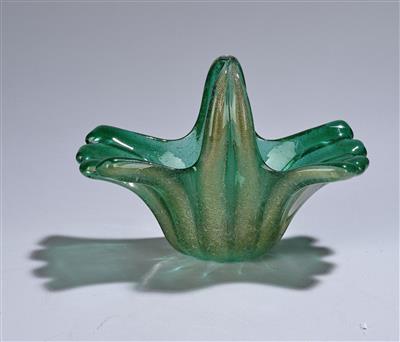 Flavio Poli, Henkelschale "verde mare, oro a bollicine", Seguso Vetri d'Arte, Murano, um 1940 - Kleinode des Jugendstils und angewandte Kunst des 20. Jahrhunderts