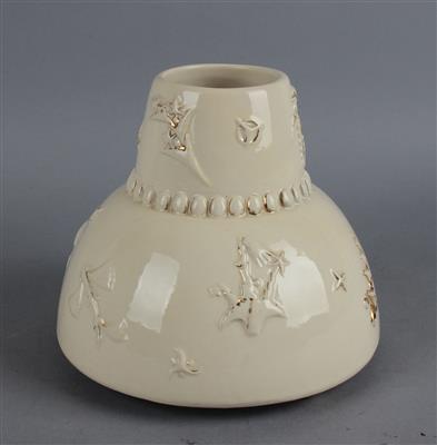 Friedrich Pollak, Vase mit reliefiertem Floraldekor und Sternen, Entwurf: um 1920, Werkstätten Karau, Wien - Jugendstil e arte applicata del XX secolo