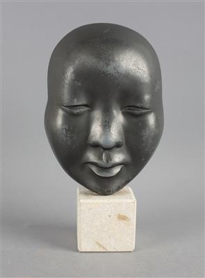 Metallplastik einer weiblichen Maske ("China-Maske"), nach einem Entwurf der Werkstätten Hagenauer, Modellnummer: 5271 (früher: 4492) - Kleinode des Jugendstils und angewandte Kunst des 20. Jahrhunderts