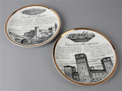 Piero Fornasetti, zwei Teller: "Capricciosa alla cappuccina" und "Lumache al Barbera", Entwurf: 1960er Jahre, limitierte Edition für Fiat, Torino, Ausführung: Winterling, Kirchenlamitz - Jugendstil and 20th Century Arts and Crafts