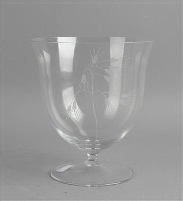 Josef Hoffmann, großes Glas mit Gräserdekor ("Vase auf Fuß"), aus dem Service No. 238 "Patrician", Entwurf: 1917 für die Firma J.  &  L. Lobmeyr, Wien - Kleinode des Jugendstils und angewandte Kunst des 20. Jahrhunderts