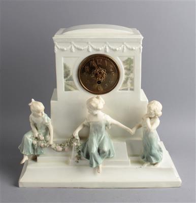 Kamin- bzw. Tischuhr mit drei Mädchen und einem Blumenkranz, Schauer Keramik, Wien, Entwurf, um 1900 - Secese a umění 20. století