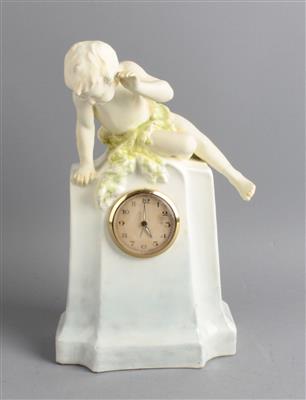Petri (d. i. János bzw. Johann Petrides), Uhr mit sitzendem Knaben, Modellnummer: 3095, Entwurf: ca. 1905, - Kleinode des Jugendstils und angewandte Kunst des 20. Jahrhunderts