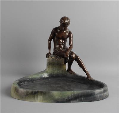 Sitzende Bronzefigur: Narziss auf erhöhtem Rand einer Steinschale sitzend und nach unten (symbolisch in das Wasser) schauend, Entwurf, um 1900/20 - Kleinode des Jugendstils und angewandte Kunst des 20. Jahrhunderts