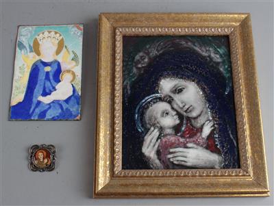 Zwei Emaillebilder und eine Brosche mit Darstellungen: Madonna mit Jesuskind, um 1930 - Kleinode des Jugendstils und angewandte Kunst des 20. Jahrhunderts
