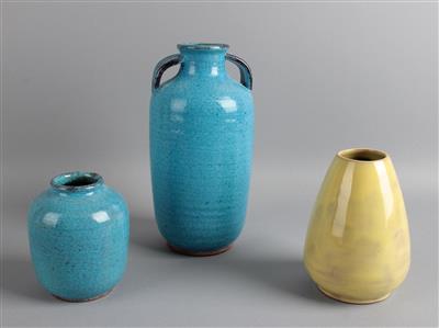 Zwei Vasen (eine Henkelvase), Firma Schleiss, Gmunden und eine Vase, Reiner Loos, Wien - Jugendstil e arte applicata del XX secolo
