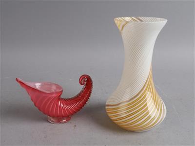 Dino Martens, Vase "Mezza Filigrana", Vetretria Aureliano Toso, Murano, um 1955 sowie ein Füllhorn, Venini, Murano - Kleinode des Jugendstils und angewandte Kunst des 20. Jahrhunderts