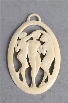 Ovaler Anhänger aus Elfenbein mit drei Grazien, Entwurf: um 1920 - Kleinode des Jugendstils und angewandte Kunst des 20. Jahrhunderts