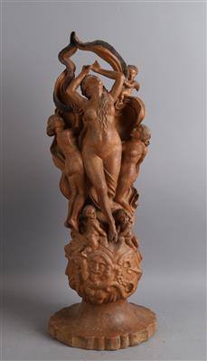 Wilhelm Lorenz Schleich, Keramikskulptur: Frauenakt mit Putti und zwei anderen weiblichen Akten auf einem Sockel, Graz 1925 - Jugendstil e arte applicata del XX secolo