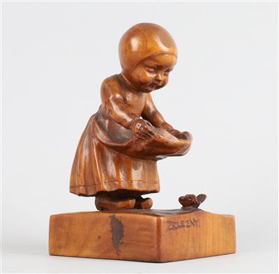 Franz Zelezny (Wien 1866-1932), Holzskulptur: Mädchen mit ausgebreiteter Schürze und einem Schmetterling - Jugendstil e arte applicata del XX secolo