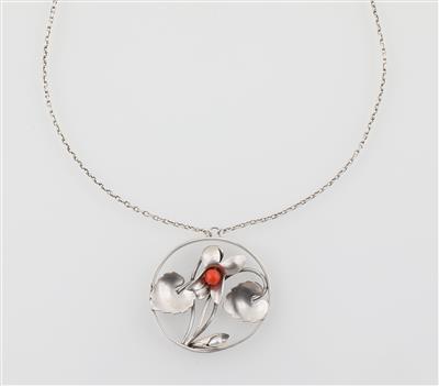 Silberanhänger mit floralen Motiven und einer Koralle, einer Perle sowie einer Silberkette, Wien, ab Mai 1922 - Secese a umění 20. století