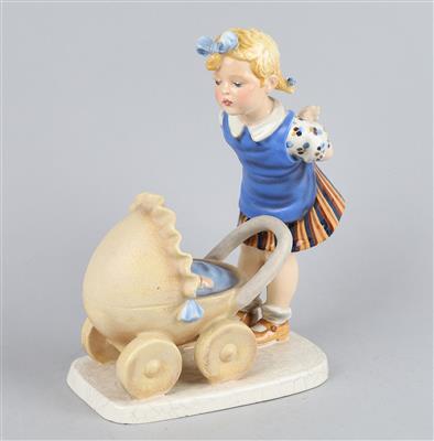 Stephan Dakon, Kind mit Puppenwagen, Modellnummer: 2053, Firma Keramos, Wien, bis ca. 1949 - Jugendstil e arte applicata del XX secolo