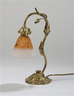 Tischlampe aus vergoldeter Bronze mit einem Lampenschirm von Verrerie Schneider, Epinay-sur-Seine, um 1925/30 - Kleinode des Jugendstils und angewandte Kunst des 20. Jahrhunderts