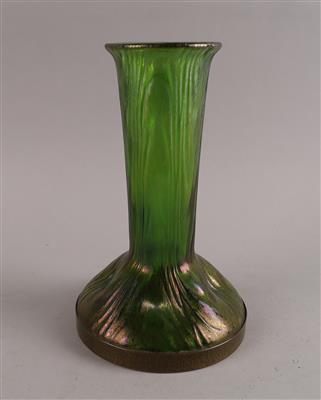 Vase mit gehämmertem Messingring, Johann Lötz Witwe, Klostermühle, um 1904 - Kleinode des Jugendstils und angewandte Kunst des 20. Jahrhunderts
