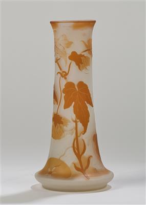 Vasen mit Blütenranken (u. a. Lotusblüten), Emile Gallé, Nancy, um 1928-36 - Kleinode des Jugendstils und angewandte Kunst des 20. Jahrhunderts
