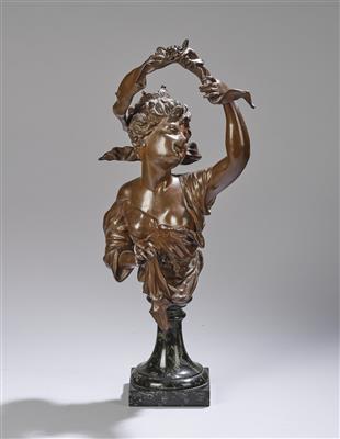 Bronzebüste einer halbbekleideten Frauenfigur mit Krone und Girlande auf einem Steinsockel, Entwurf: um 1900/20 - Kleinode des Jugendstils & Angewandte Kunst des 20. Jahrhunderts