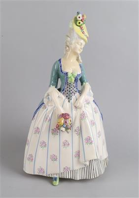 Frauenfigur mit Biedermeierkleid, Blumenhut und einem Strauß Blumen, Wiener Kunstkeramische Werkstätte (WKKW), um 1912 - Jugendstil e arte applicata del XX secolo