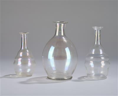 Fünf Glaskaraffen ohne Stöpsel, zum Teil nach einem Entwurf von Josef Hoffmann, um 1925 und Ausführung von J.  &  L. Lobmeyr, Wien - Jugendstil and 20th Century Arts and Crafts