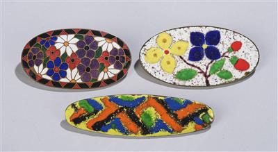 Drei Emaillebroschen mit floralen bzw. geometrischen Motiven, um 1930/40 - Secese a umění 20. století