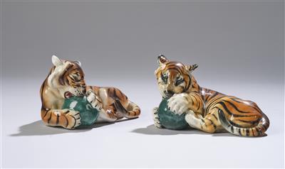 Franz Barwig d. Jüngere (1903-1985), zwei Tierfiguren: 'Junger Tiger mit Ball, liegend', Modellnummer: 1421, Firma Keramos, bis ca. 1949 und ab ca. 1950 - Secese a umění 20. století