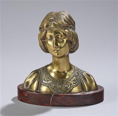 Frauenbüste aus vergoldeter Bronze in historischer Tracht mit Haarschmuck, um 1900 - Secese a umění 20. století