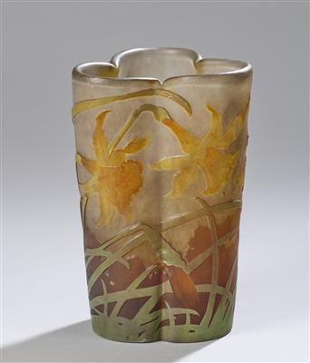 Vase in Dreipassform mit Narzissendekor und Waldlandschaft, Emile Gallé, Nancy, um 1910 - Jugendstil and 20th Century Arts and Crafts
